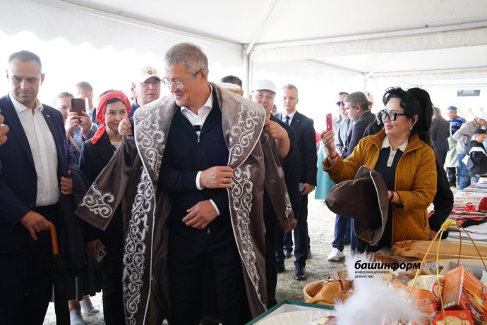 Глава Башкирии познакомился с мастерами Баймакского района