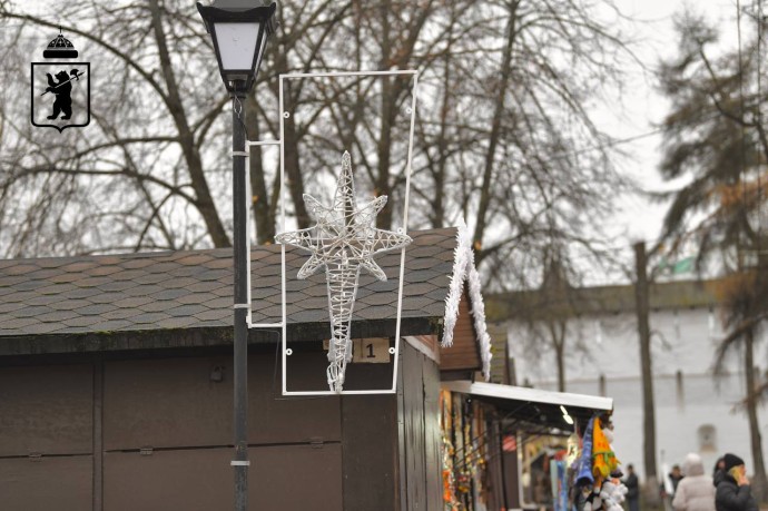 40 километров гирлянд и 200 конструкций и консолей: Ярославль начали украшать к Новому году