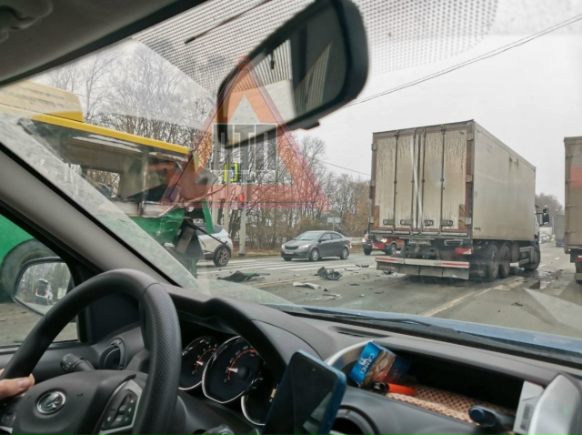 Жуткая авария в Пензе: грузовик протаранил пассажирский автобус