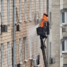 Специалисты начали промывку фасадов зданий