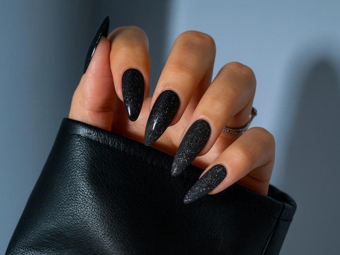 Миндалевидные ногти остаются актуальными осенью 2025 года — мастер Менезес