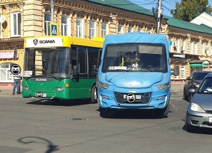 В центре Пензы столкнулись автобус и маршрутка В центре Пензы столкнулись автобус и маршрутка