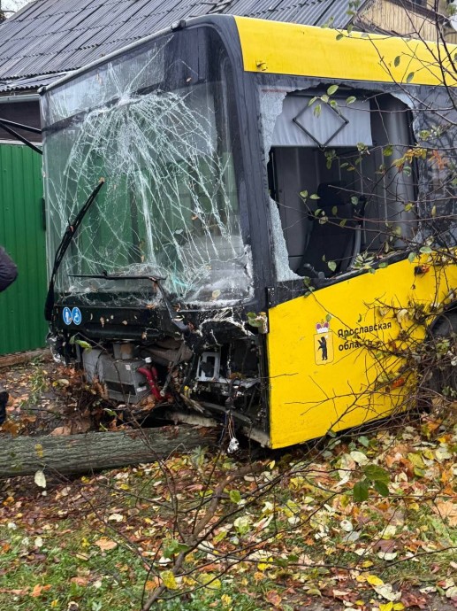 На перекрестке в Угличе столкнулись иномарка и автобус: видео На перекрестке в Угличе столкнулись иномарка и автобус: видео