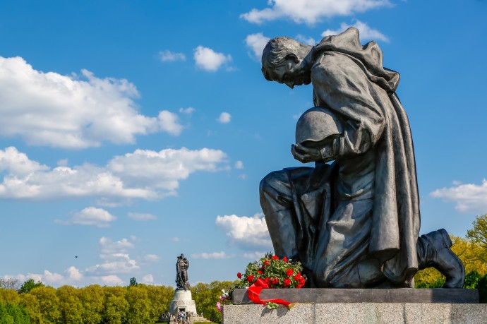 Захарова: страны СНГ должны вместе с РФ защищать советские памятники в Европе