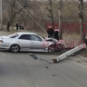 В Благовещенске на Театральной автомобиль уронил электроопору
