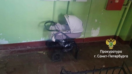 Петербурженка бросила полуторагодовалую дочку в подъезде, чтобы выпить после ссоры с мужем