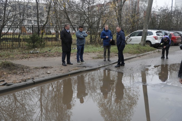 Скопление луж и провалы в плитке: подрядчику придется устранить недостатки после своего ремонта в ярославском дворе