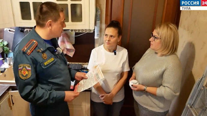 Спасатели подарили пожарные извещатели многодетным семьям Спасатели подарили пожарные извещатели многодетным семьям