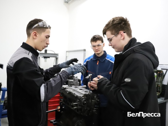 Аккумулятор и тормоза. Белгородские школьники примерили на себя профессию автомеханика