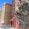 Пенсионерка нападает на людей с ножом и стучит молотком по дверям соседей