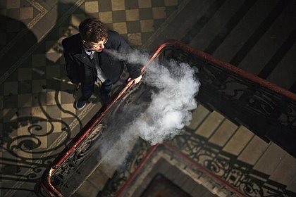 Врач назвал первые симптомы опасной болезни вейперов