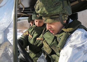 Младшие офицеры Восточного военного округа учатся водить мотовездеходы