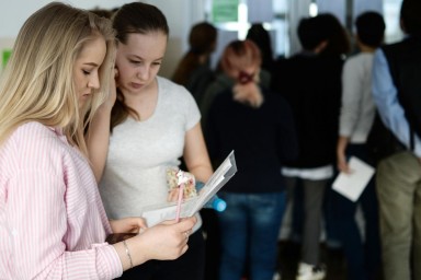 Год обучения в вузах Петербурга стал дороже на 5-15%