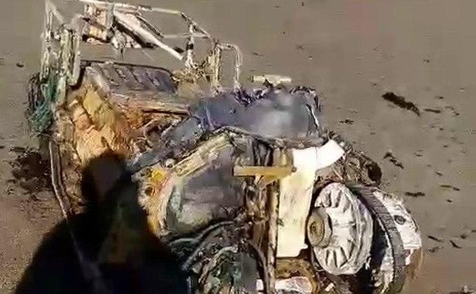 Сахалинцы обсуждают в сети снегоход, выброшенный на берег моря Сахалинцы обсуждают в сети снегоход, выброшенный на берег моря