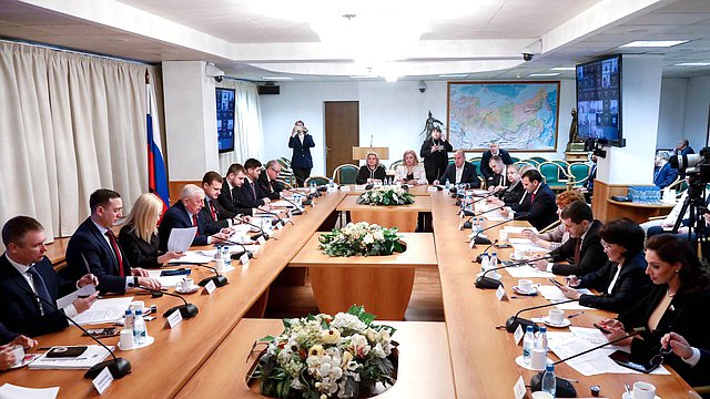 В ГД прошли парламентские слушания по вопросу нормативно-правового регулирования развития топливно-энергетического комплекса Дальнего Востока и Арктики