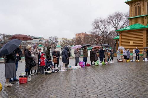 В храмах Амурской области освятили пасхальные приношения