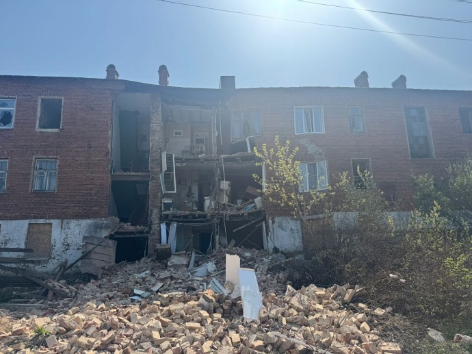 В Ростове Великом обрушилась часть аварийного здания на улице Пролетарской