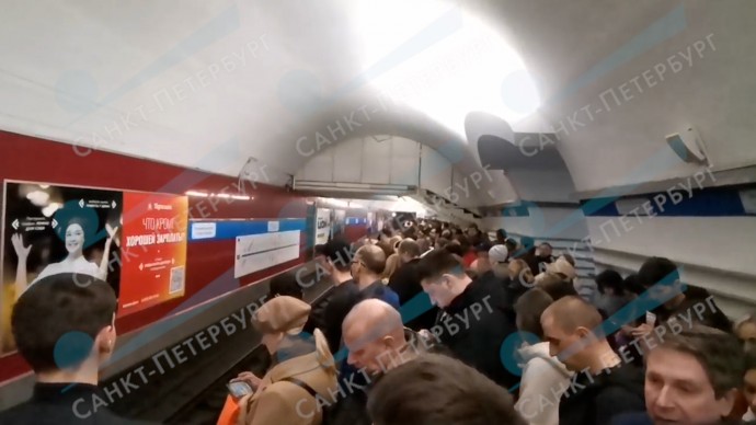 Петербуржцы сообщают, что на «синей» ветке метро не протолкнуться