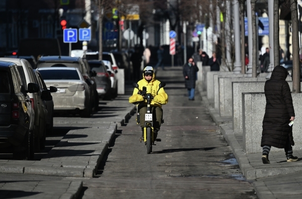 Опрос: курьеры в Москве получают на 19% больше, чем люди с высшим образованием
