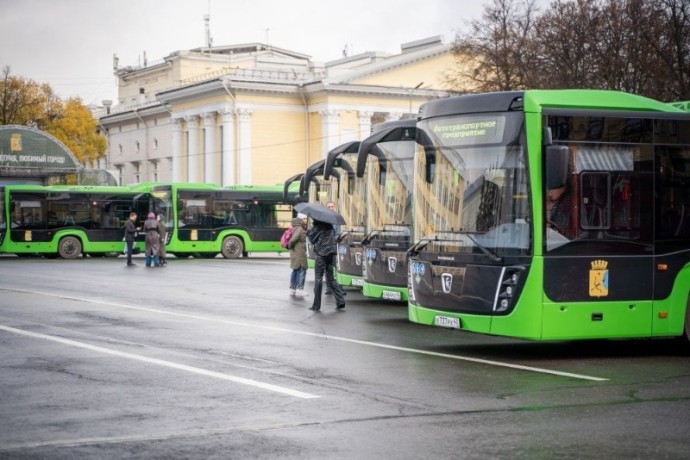 В Кирове на маршруты вышли 15 новых автобусов В Кирове на маршруты вышли 15 новых автобусов
