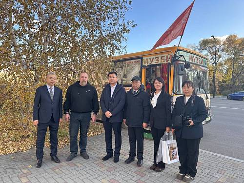 Делегация из Китая посетила благовещенский «Автобус Победы»