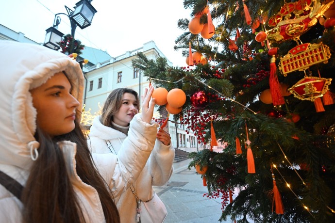 Заммэра Москвы Бирюков: Столицу начали украшать к Новому году