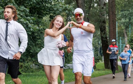 В Курске молодожёны Вера и Арсен отметили свадьбу на забеге в Боевке