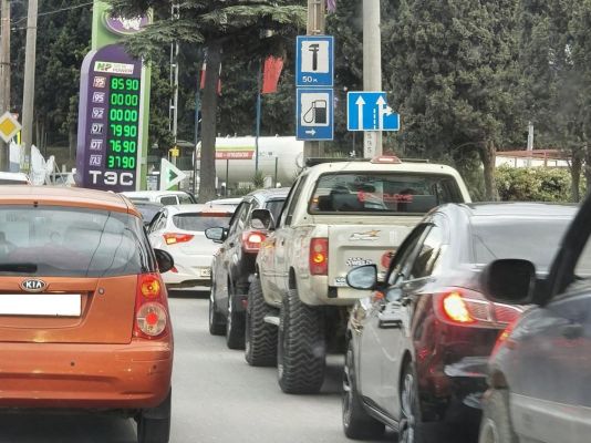 В Крыму бензин есть, но достать нелегко