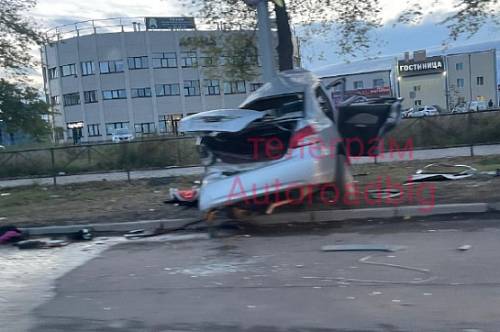 В Благовещенске машина разбилась «всмятку», врезавшись в опору