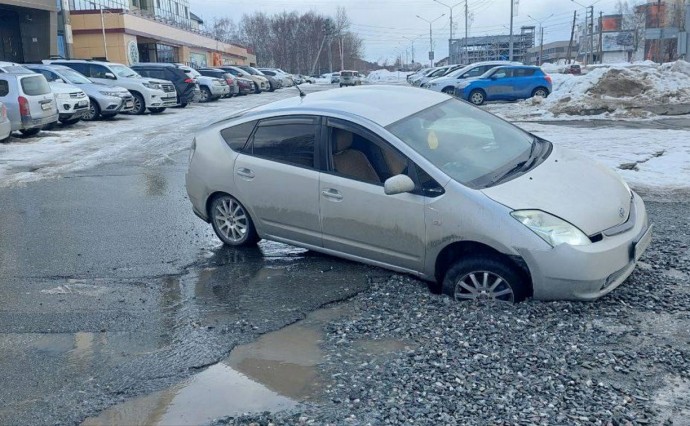 Toyota Prius провалился колесом в "портал" в Южно-Сахалинске