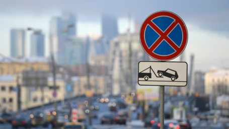 В Москве предложили разрешить такси кратковременно останавливаться под запрещающими знаками