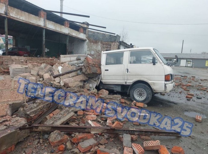 «Сложился пополам»: в Приморье упавшая стена раздавила грузовик