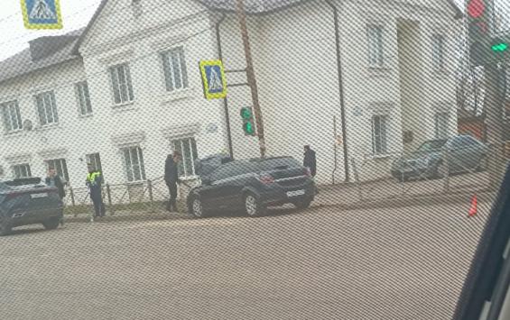 В Курске после столкновения Opel врезался в ограждение