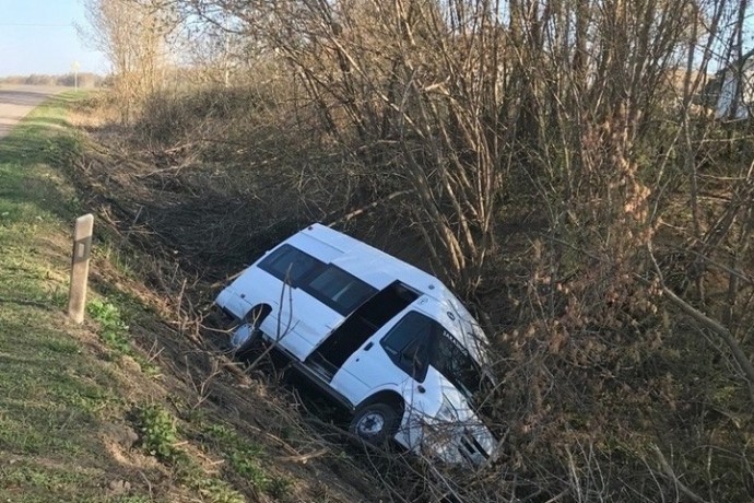 Водителю автобуса стало плохо за рулём, и он съехал в кювет в Знаменском округе