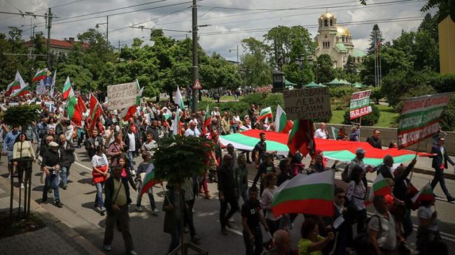 Bloomberg: В Болгарии тысячи людей вышли на протесты против введения евро