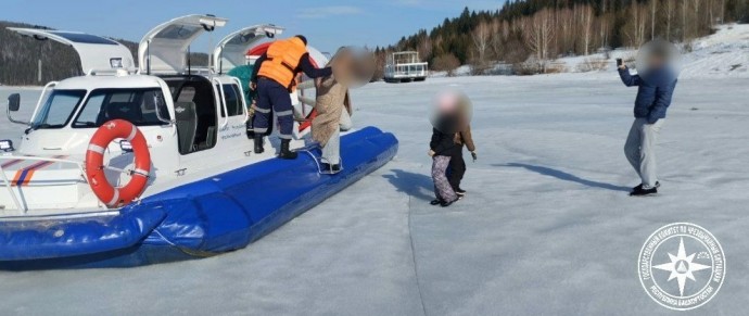 В Башкирии спасатели эвакуировали детей и взрослых на воздушной подушке