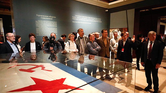 Члены делегаций — участников мероприятий ПА ОДКБ осмотрели выставки, посвященные подвигу советского народа в годы Великой Отечественной войны