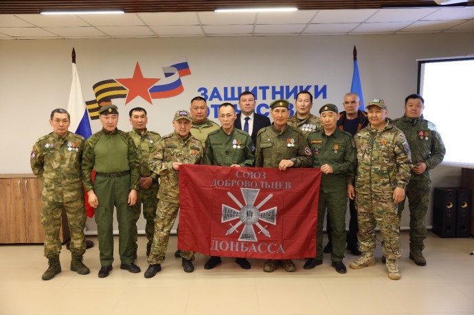 Нагрудные знаки добровольцев вручили участникам СВО в Якутии