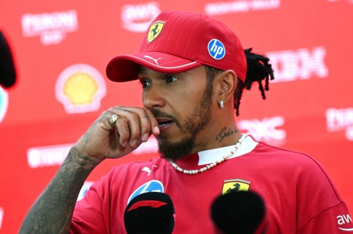 Выступления Хэмилтона за "Феррари" обречены на провал: Льюис повторил антирекорд по числу гонок без подиумов