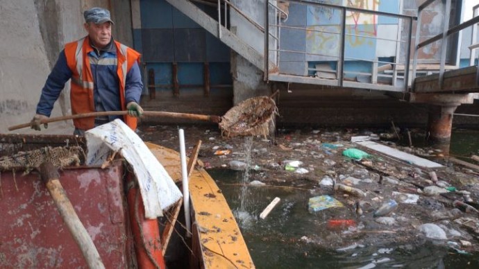 Удивительные вещи находят в городских каналах в Астрахани