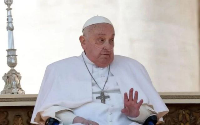 Папа Римский впервые после выхода из больницы появился на публике