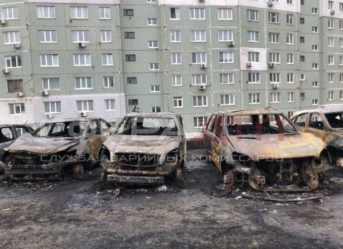 Остались только каркасы: очевидцы показали последствия поджога парковки во Владивостоке