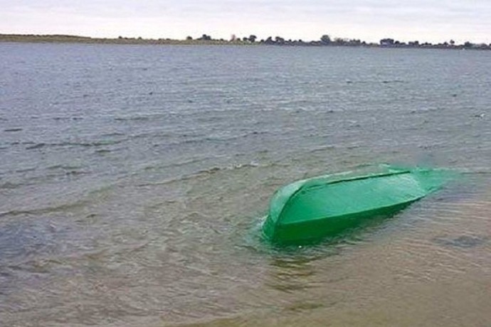 Молодая девушка из Карелии застряла под лодкой на реке Молодая девушка из Карелии застряла под лодкой на реке