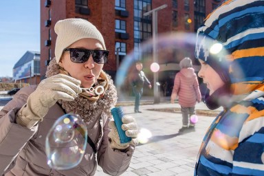 Треть работающих мам в России чувствуют поддержку работодателей