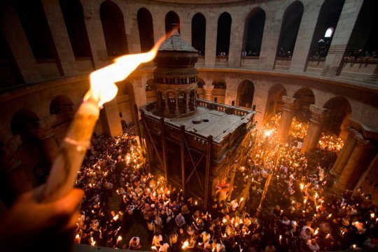 Благодатный огонь сошел в храме Воскресения Христова в Иерусалиме