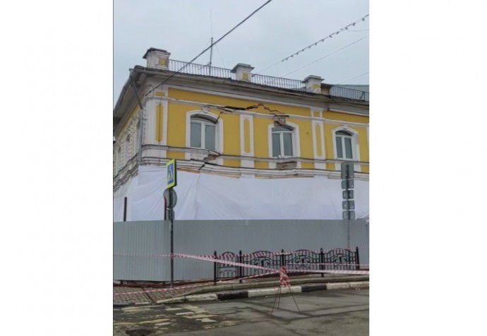 Улица в центре Ярославля перекрыта из-за трещин на фасаде здания