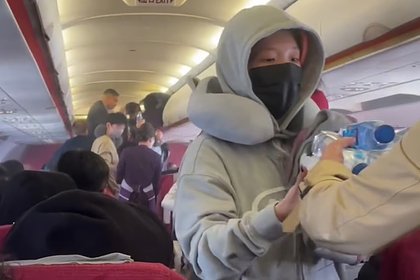 Пожар в салоне самолета с пассажирами на борту сняли на видео