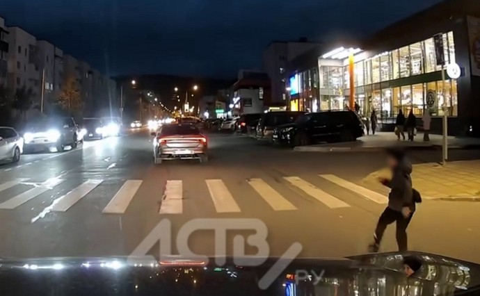 Ребёнок бросился под колёса авто в Южно-Сахалинске — видео