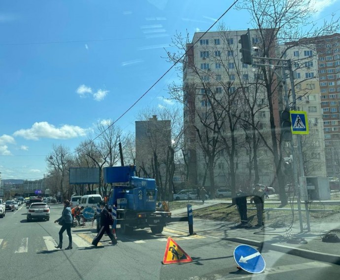 «Работают неспешно». Провал дороги на Океанском проспекте изнуряет владивостокцев