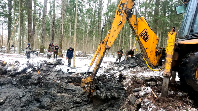 В Солецком округе обнаружили и подняли обломки самолета ИЛ-4